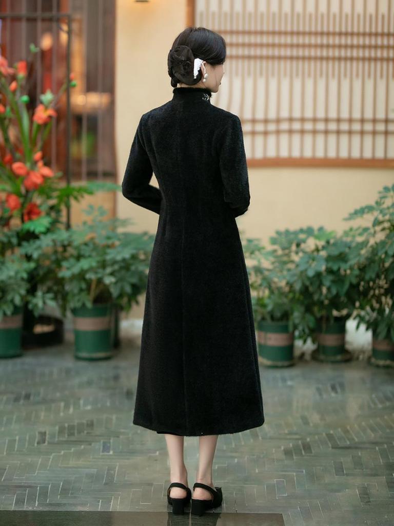 Retro Embroidered Velvet Cheongsam Coat for Middle-Aged and Elderly: Stylish & Versatile Autumn/Winter Outerwear