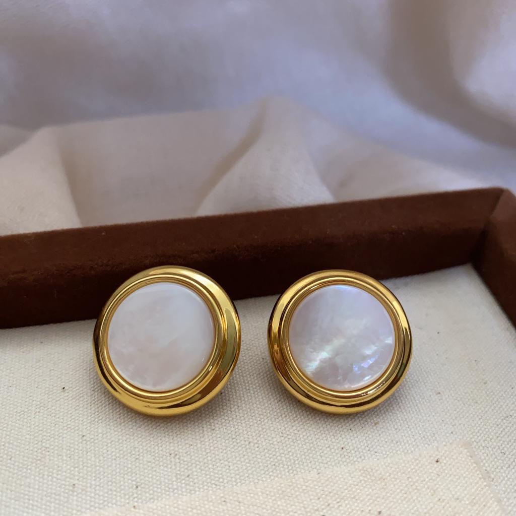 Classic Round Natural Shell Stud Earrings, Fashionable, Simple and Versatile Temperament, High-end Earrings, Popular Every Year