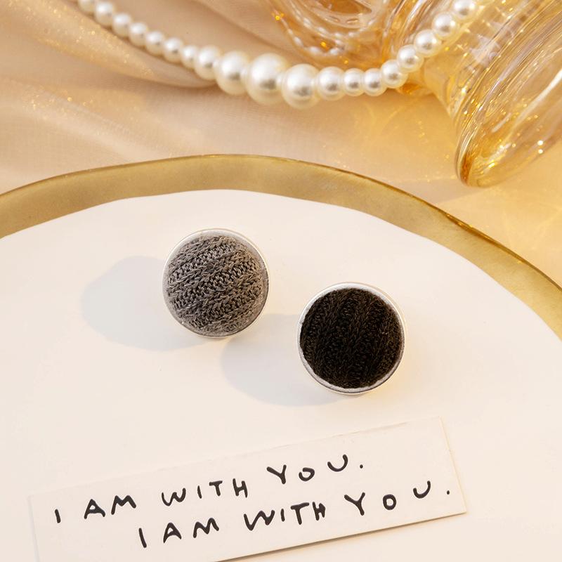 Осенние и Зимние Квадратные Шпильки-Серьги из Шерсти в Стиле Майоллан, Асимметричный Дизайн, Контрастные Геометрические Круглые Серьги