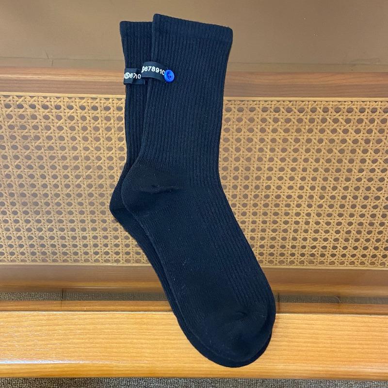 

Полосатый носок делает вас стройнее! Осенне-зимние носки до середины икры с тканевой этикеткой, петлей для пуговицы, бесшовные, мягкие и удобные для женщин 1 pair чёрный