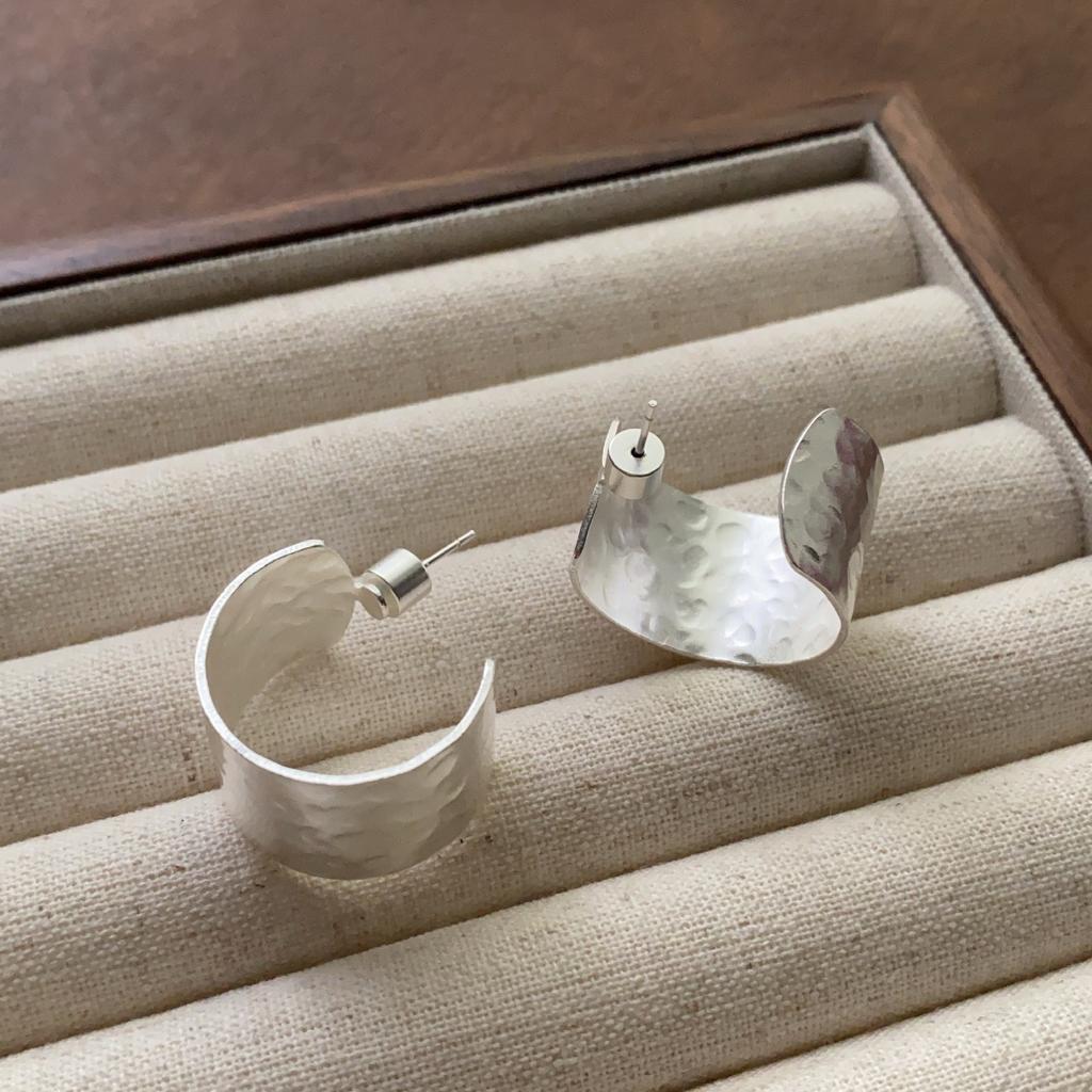 Ancient three-dimensional C-shaped earrings, unique hammer pattern craft earrings, simple atmosphere, fashionable, high-end commuting daily earrings