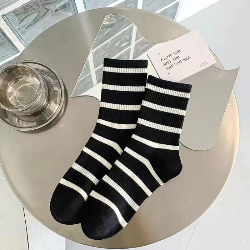 

Женские гольфы до середины икры, тонкие полосатые с буквой M, трендовые и универсальные, школьный стиль черно-белые спортивные длинные до икры 1 pair