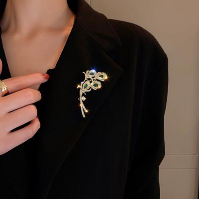 Rhinestone Calla Lily Brooch Retro Emerald Temperament Pin High -End Western Accessories Elegant Flashing Rhinestone Clothing