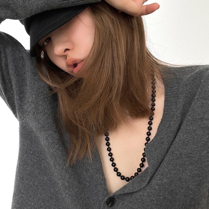 Doporučený náhrdelník z kamene černý achát: Dámský měděný choker pozlacený 18K zlatem, lehký luxusní retro choker s černými korálky, ideální ke svetrům.