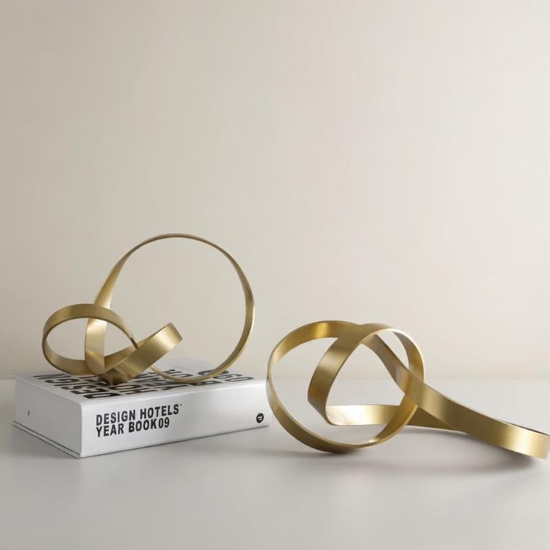 Jednoduchý kovový zlatý dutý kroucený umělecký ornament Nepravidelný obývací pokojový ornament Stolní dekorace Severské domácí dekorační doplňky