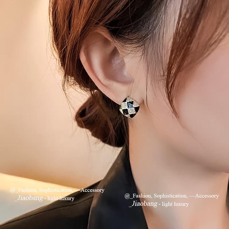 Elegant Black & White Plaid Earrings: Korean Style Versatile Studs, Trendy, High-Quality, Cool Women's Ear Jewelry