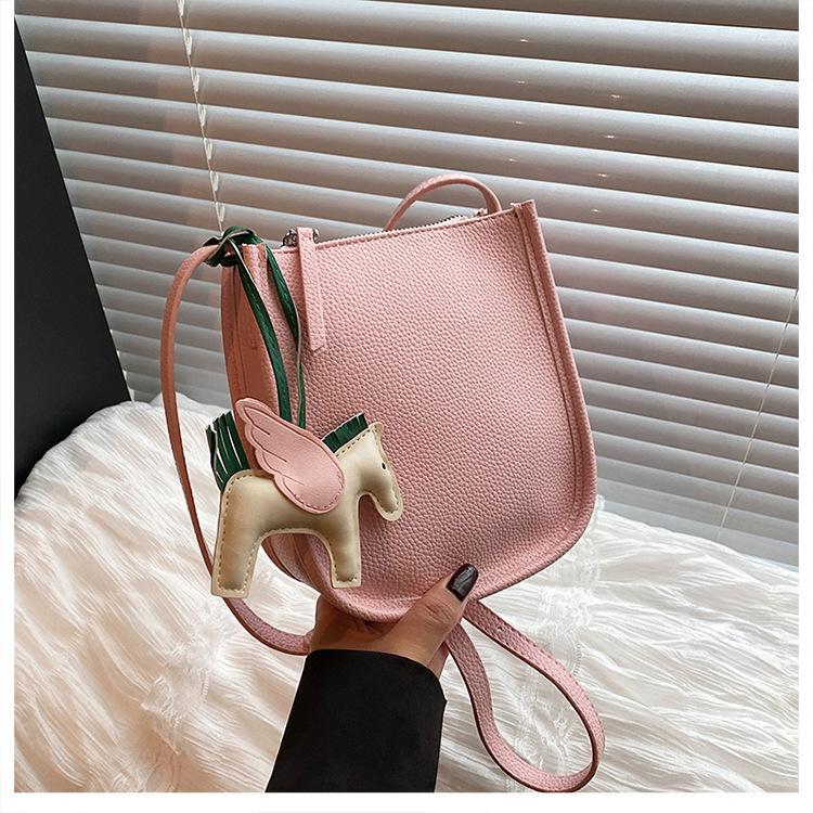 

2025 Корейская летняя сумка с высокой текстурой, женская, милый стиль, модная, универсальная, легкая роскошь, нишевый дизайн, сумка-мессенджер