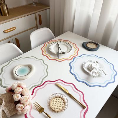 Platzset mit Muschelkante aus Kunstleder Hitzebeständig Rutschfest Wärmeisolierend Wasserdicht Schutzdeko für Esstisch Unterlage Küchenzubehör
