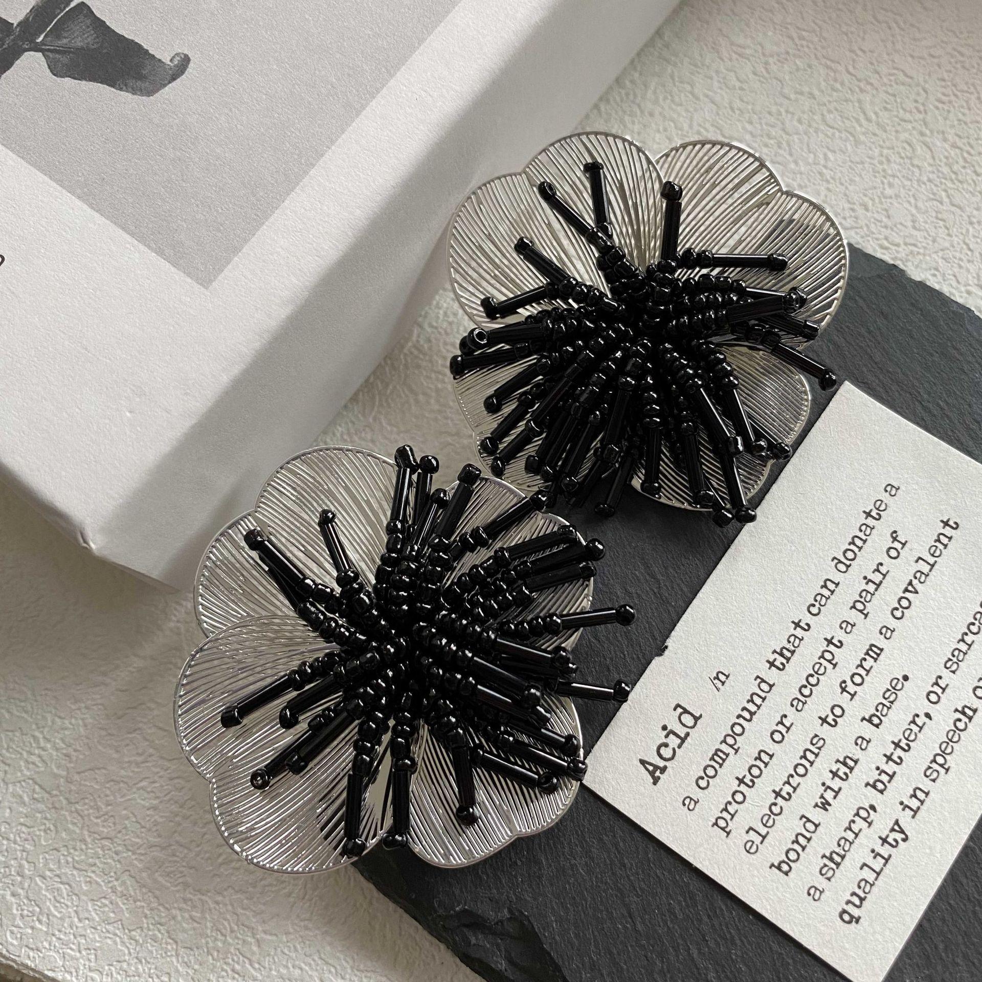 

French Hong Kong Style Retro Big Stud Earrings Female Fringed Metal Cold Wind Premium Flower Exaggerated Black Design Earrings