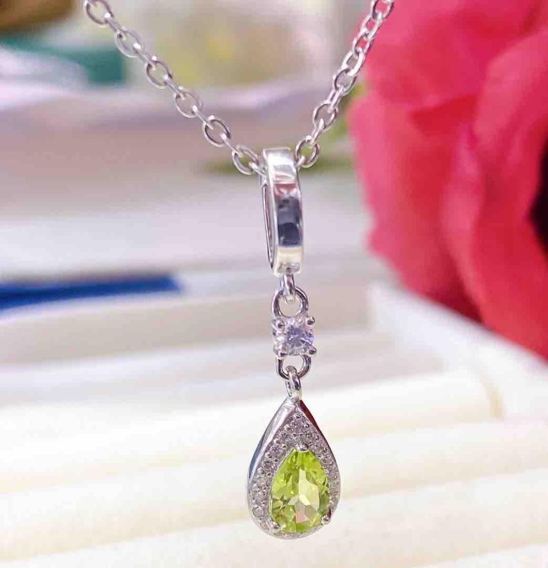 Natural Peridot Pendant Necklace in S925 Silver - Fashionable Clavicle Chain for Women 925 Silver