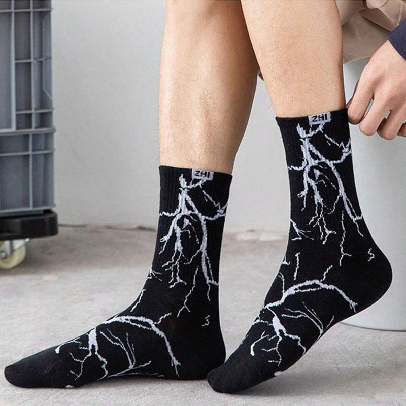 1 paire de chaussettes amusantes de skateboard hip hop à carreaux et flammes éclair pour hommes