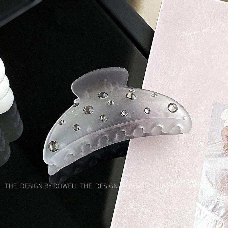 Beautifully Plastic Crafted Hair Claw Clips With Elegant Shapes And Vibrant Colors For Every Hairstyle Needs