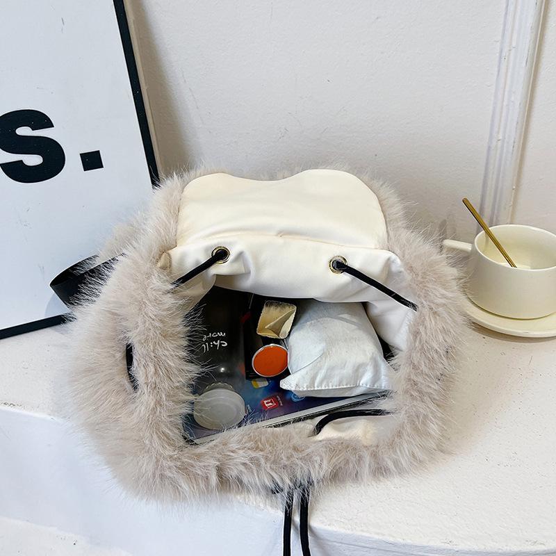 Cute Cartoon Plush Handbag: New 2020 Furry Shoulder Crossbody Bag for Autumn and Winter.