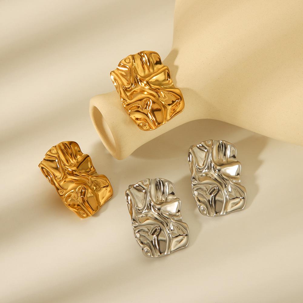 Brincos de Aço Titânio Banhados a Ouro 18K Estilo INS com Textura Martelada Plissada Lava – Design Versátil de Alta Qualidade para Mulheres.