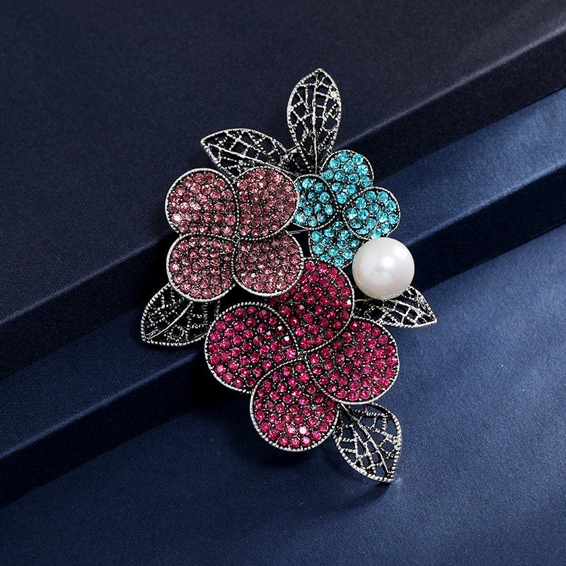 Retro elegant high-end full diamond crystal flower brooch, socialite temperament light luxury versatile brooch pin with jewelry