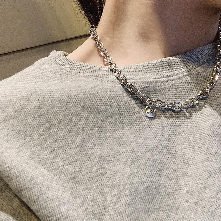 Osobowość prosty dysk z literą długi naszyjnik ze stali tytanowej celebrytka internetowa retro łańcuszek do swetra atmosfera hipsterka szyja kobiety