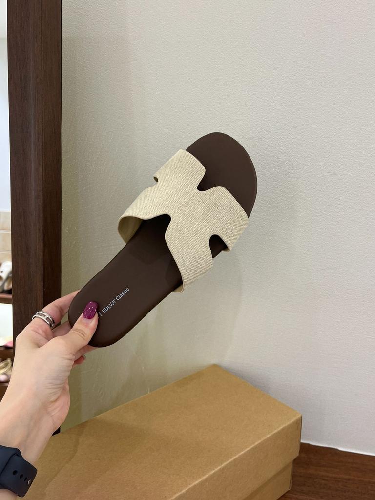 Ein-Wort-Slipper für Damenmode und vielseitige flachbödige Strandschuhe 2025 Sommer neu einfache coole Slipper für die Küste
