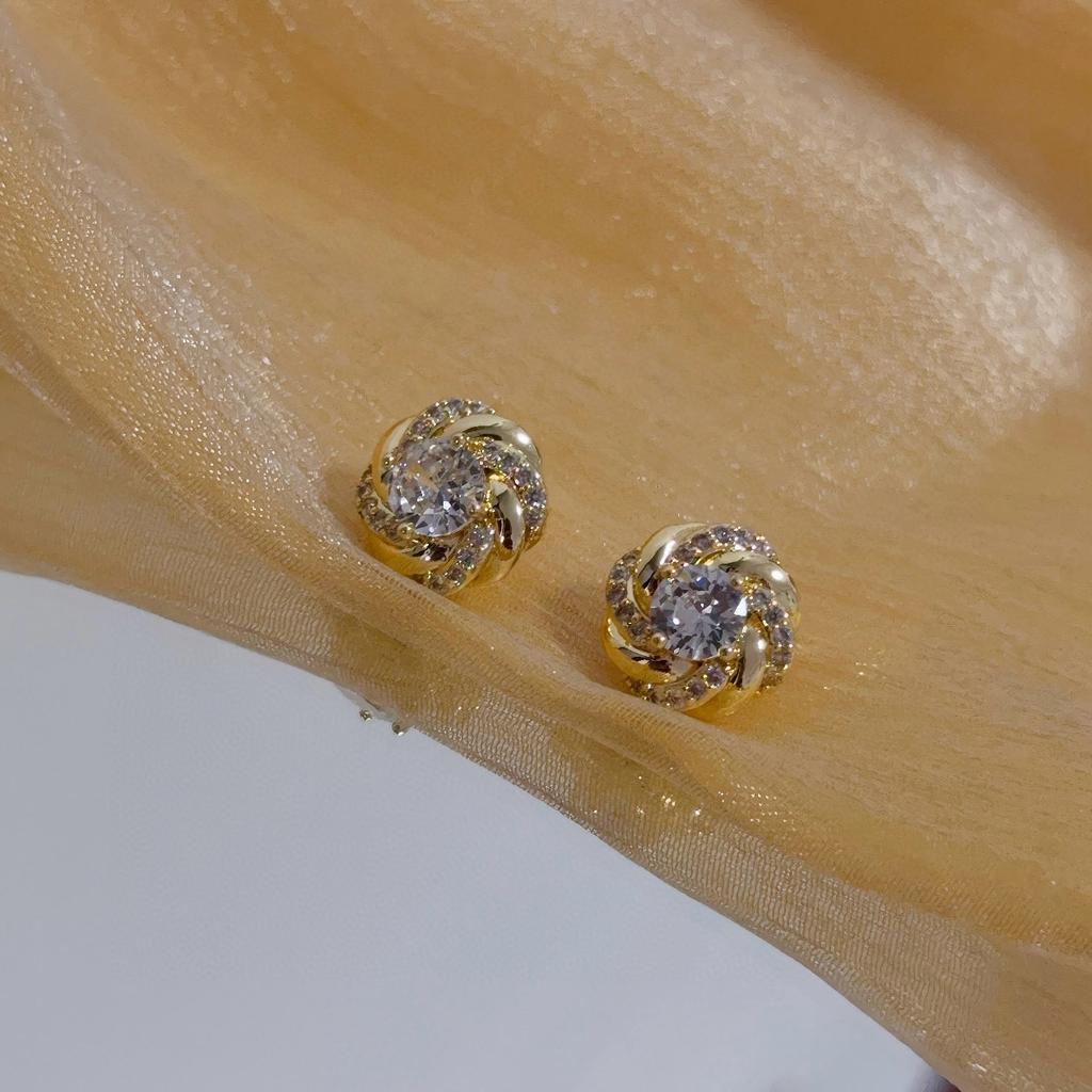 Diamond-encrusted Flower Bloom Earrings High-quality Jewelry Gifts for Daily Wear, Men and Women Are Not Limited To Handmade