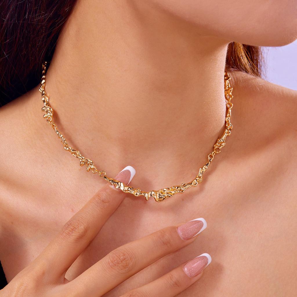 Geometric Metallic Choker Necklace For Women With Liquid Fold Design For Fashion Casual Wear