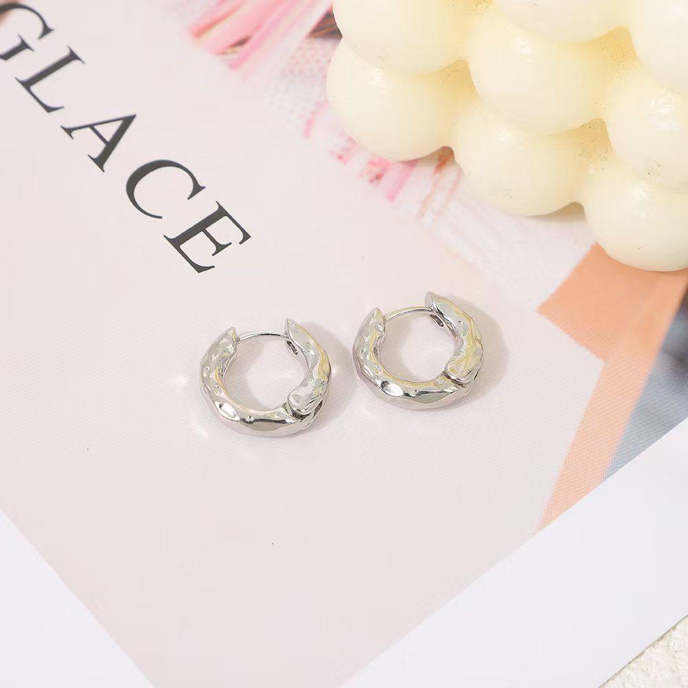 Retro Chic European & American Ear Cuffs: Women's Elegant Simple Stud Earrings
