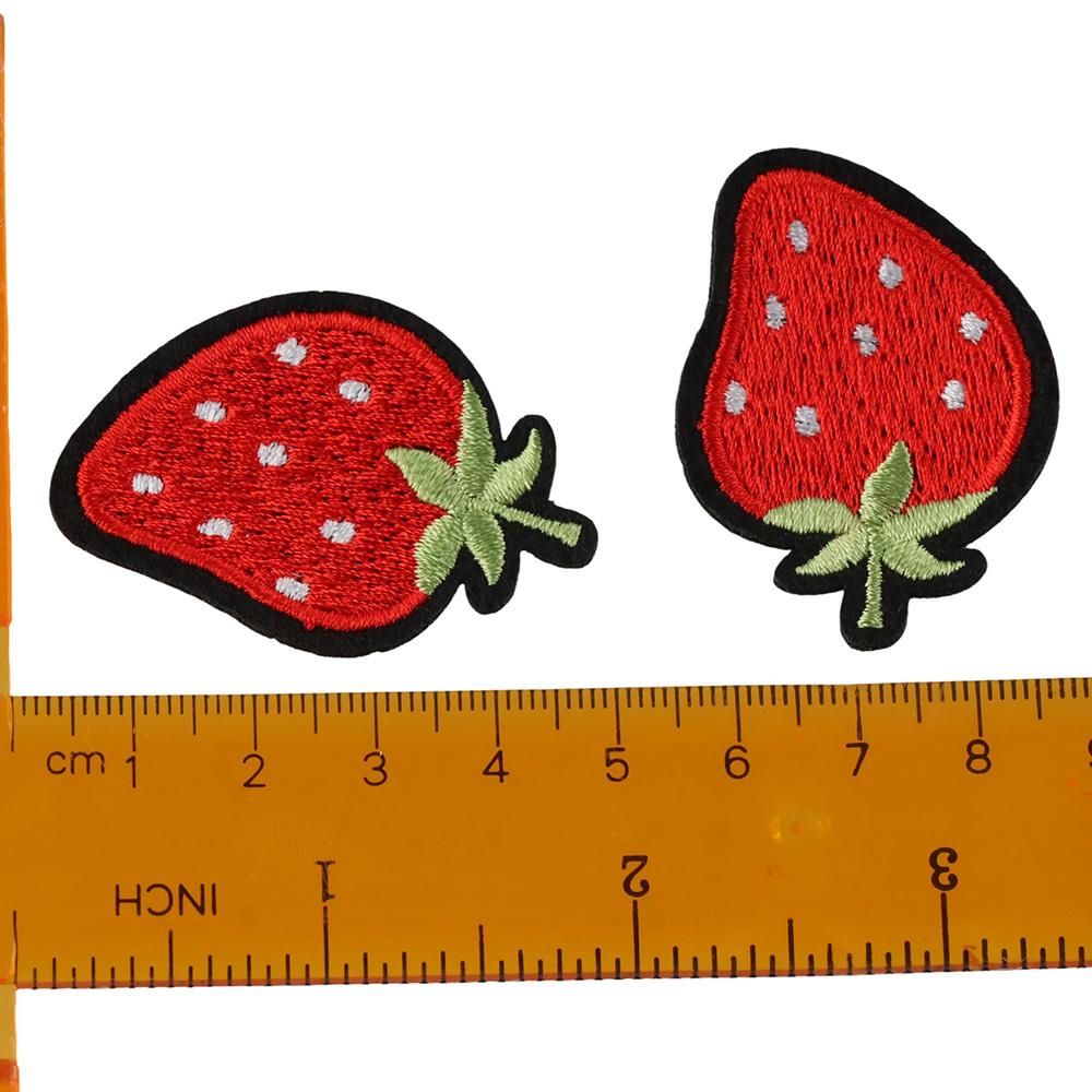 50 Stück 1,7 x 1,2 Zoll Erdbeer-Stickerei-Aufnäher, rote Kleidungsapplikationen für Jacken, Jeans