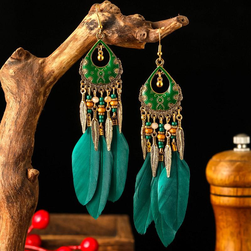 Modische Bohème-Ohrringe mit langen Federn für Damen, Ethnische Vintage-Blattperlen, Ohrringe aus Metall in Goldfarbe, Schmuck für Urlaubs- und Party-Anlässe