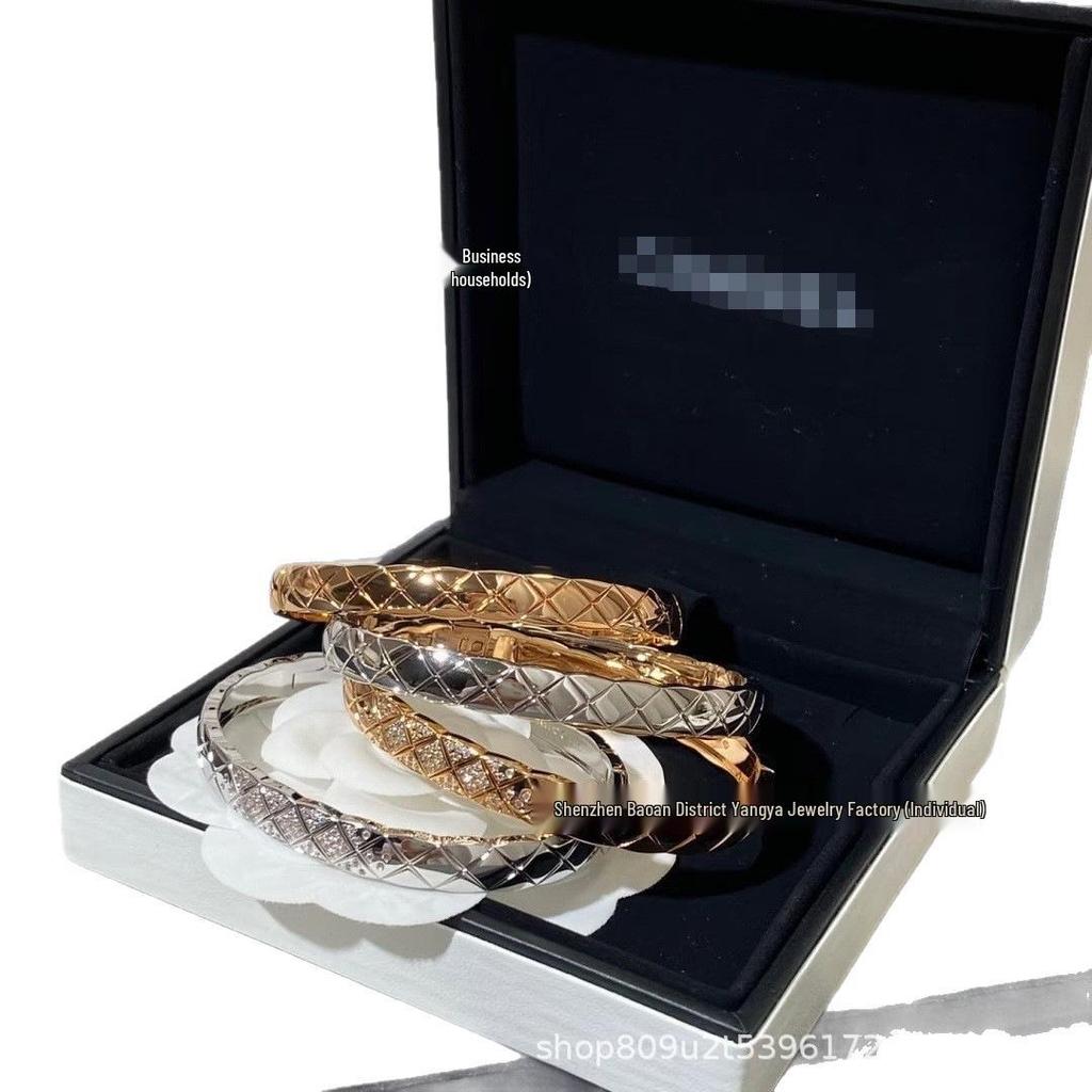 Pulseira Gold Coco Argyle com Diamantes: Pulseira com Temperamento Simples e Versátil, Fabricada em CNC.