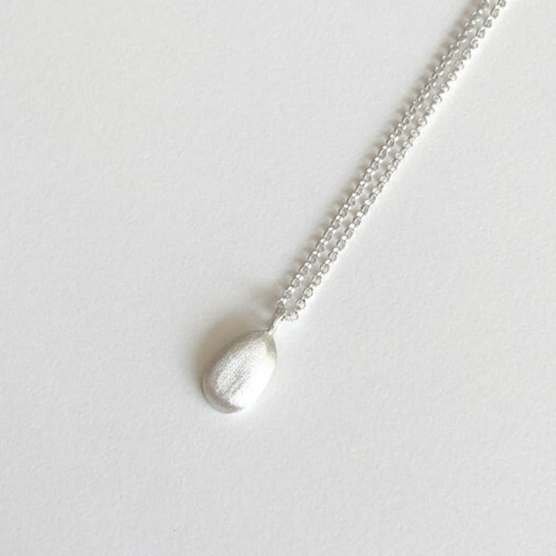 PARTY AFTER DARK Shiny Egg Necklace