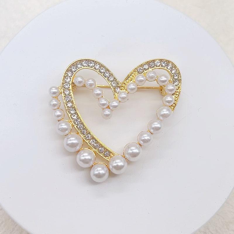 Pearl Hollowed-out Heart Brooch, High-end and Sophisticated Clothing Accessory, Small and Exclusive Exquisite Pin.