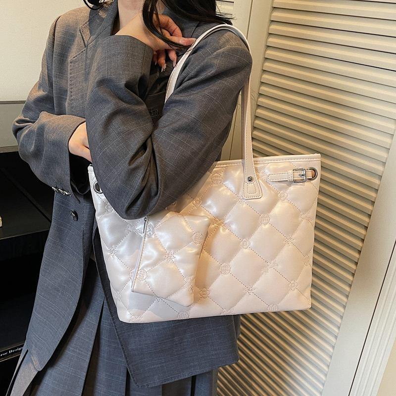 

Rhombus chain bag women s 2025 new autumn and winter high-end retro shoulder bag large-capacity commuter tote bag