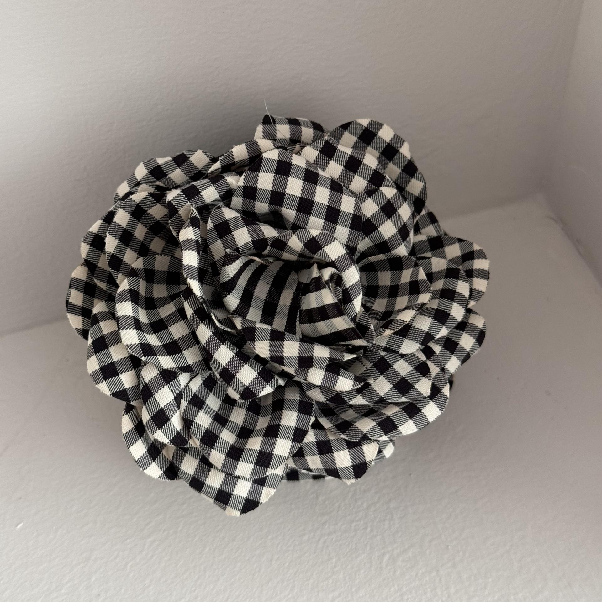 

Высококлассная новая сетчатая цветочная заколка для волос для женщин, простой и объемный аксессуар для затылка, идеально подходящий для лета.