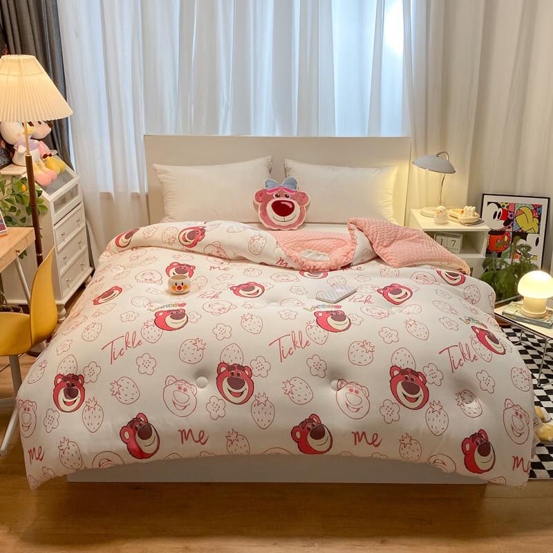 OLOEY Strawberry Bear Cartoon Quilt
