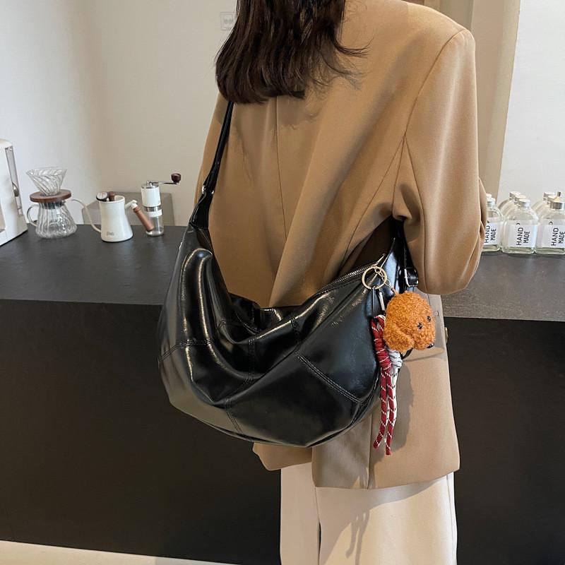 Chic And Simple Women's Dumpling Bag With Sleek Design For Everyday Casual Use