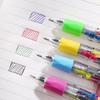 2 Stück Kugelschreiber Tragbar 4 Farben in Einem Stift Glattes Schreiben mit Niedlicher Cartoon-Puppe Oben Mehrfarbiger Stift für Persönlichen Gebrauch