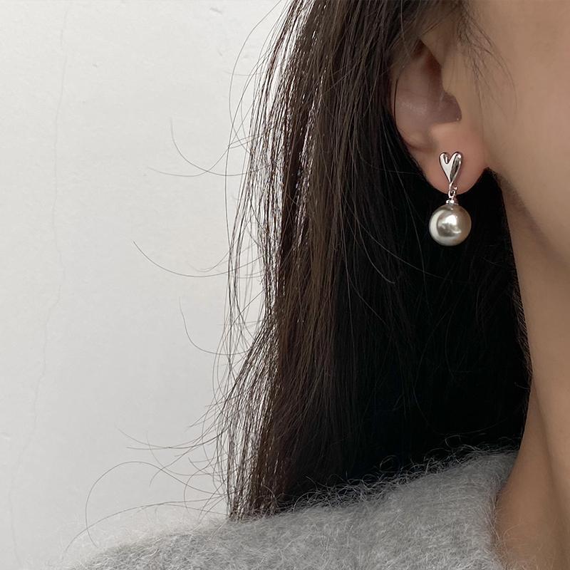 Silver-Gray Heart-Shaped Pearl Stud Earrings for Women - S925 Silver Needle, Small, Versatile, Cool Temperament, Perfect for Daily Commute.