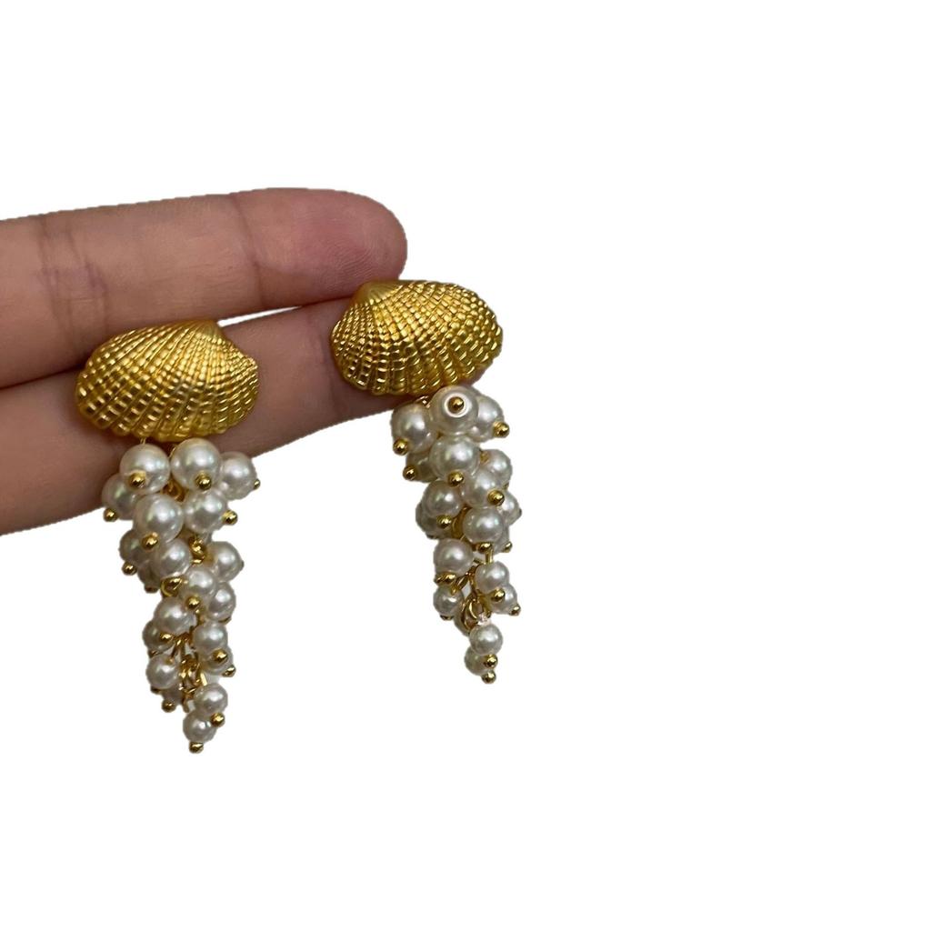 Seaside Resort Style Shell Tassel Earrings Fashionable Light Luxury Earrings for Women
