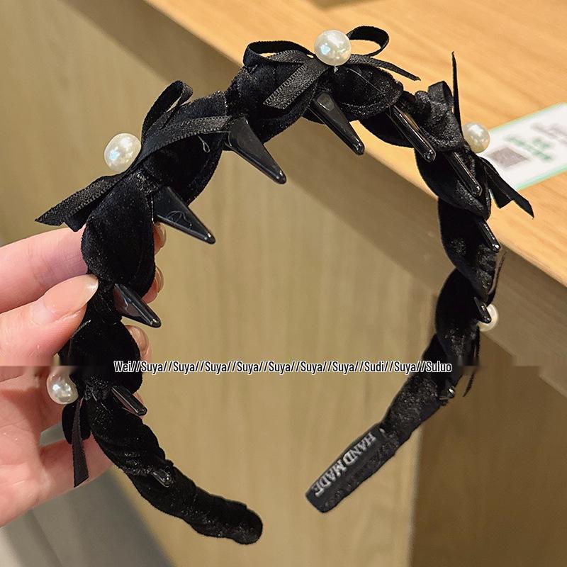 

Elegant Pearl Bowknot Wavy Headband with Teeth - Versatile Sweet Accessory for a Slim Face Look