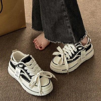 Scarpe da ginnastica con plateau da donna nell'autunno del 2025 nuove scarpe con zeppa da mendicante per studentesse popolari versatili piccole scarpe bianche