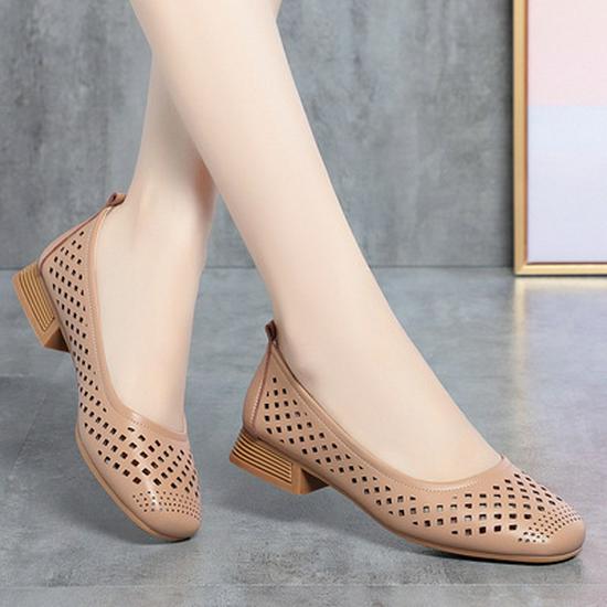 

Женские лоферы из мягкой кожи с квадратной пряжкой: Дышащие сандалии на плоской подошве с перфорацией для весны-лета. Идеально для матерей среднего возраста. 40