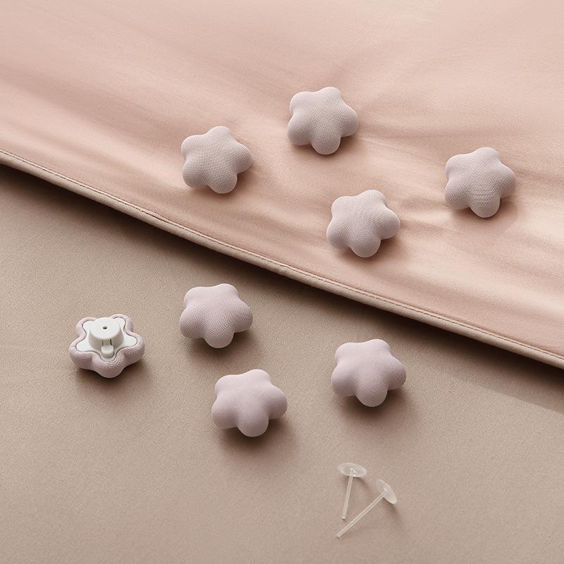 The Needle-free Mushroom Quilt Holder and Plastic Safety Bed Sheet Holder Come with A One-click Unlock Function