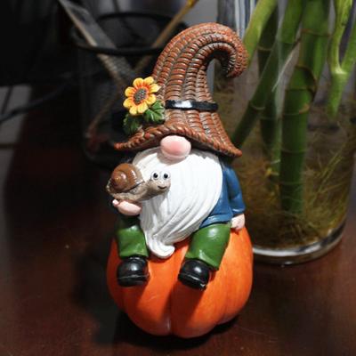 Garden Pumpkin Gnome Figurine Holding Snail Sitting Dwarf Elf Resin Statue Sculpture Indoor Outdoor Thanksgiving Harvest Festival Fall Desktop