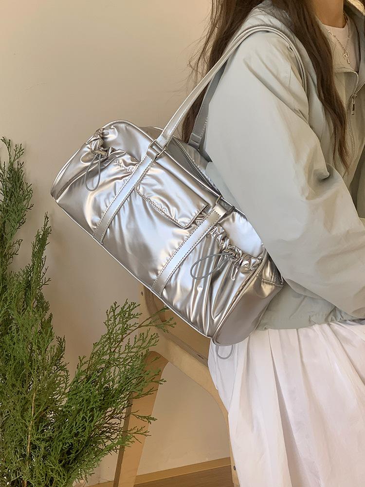 

2025 new Korean version of large-capacity nylon underarm bag women s fashion versatile travel shoulder satchel hand pillow bag серебряный