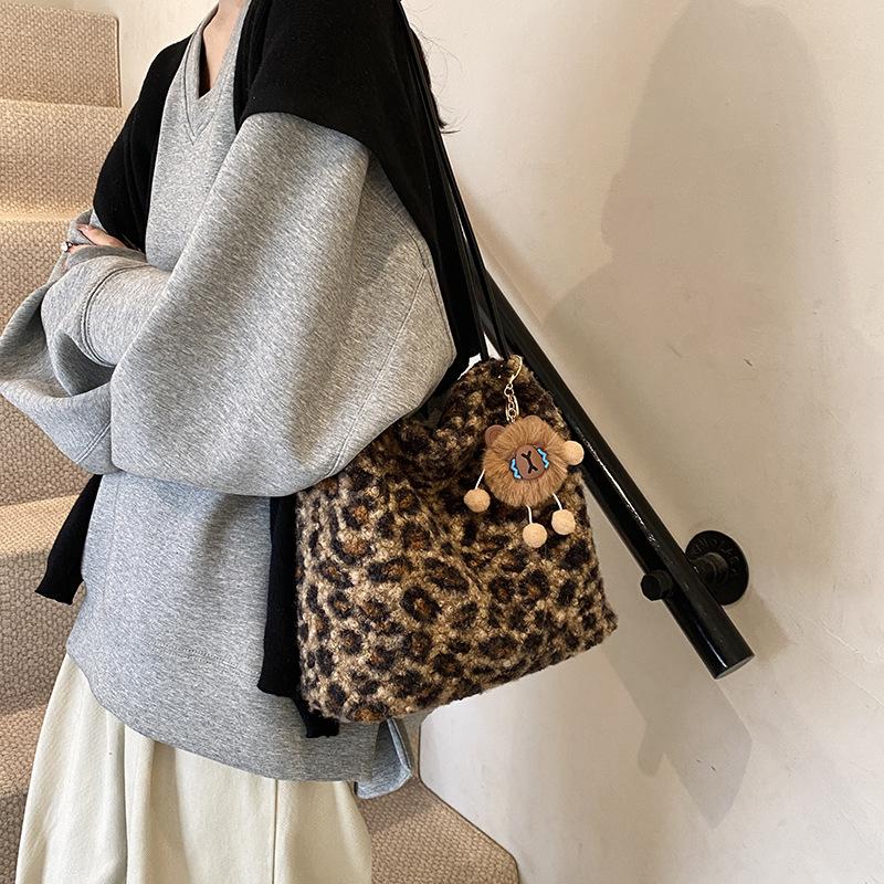 Simple and large-capacity bag 2025 new trendy and fashionable leopard print plush tote bag atmospheric fluff shoulder three-purpose bag