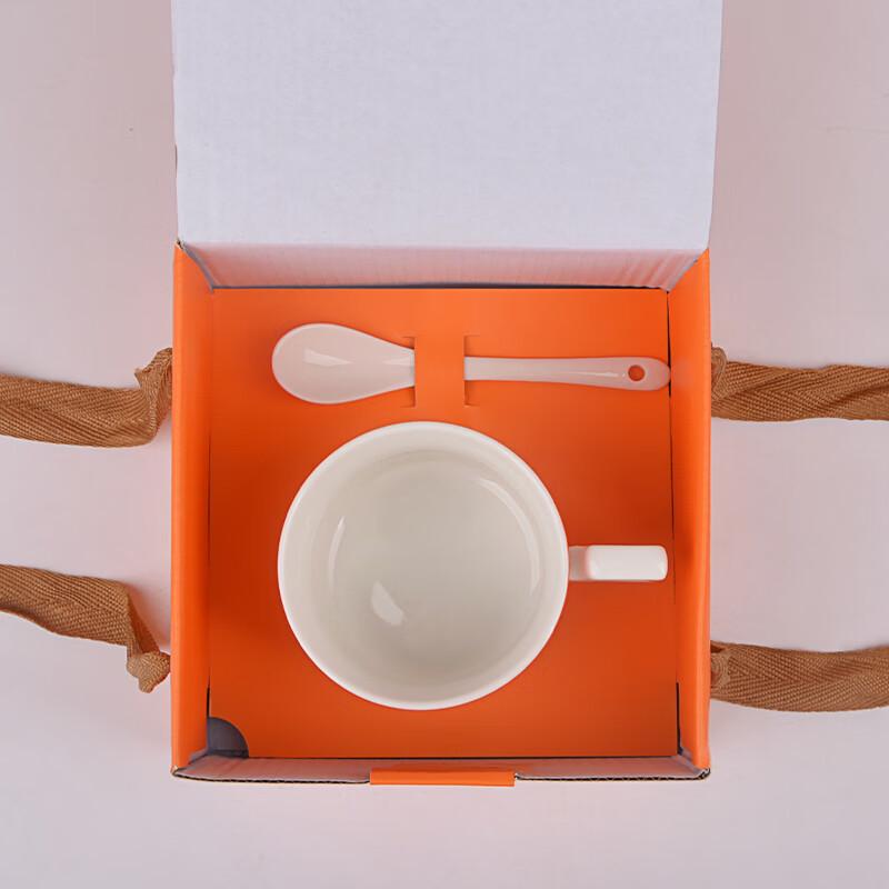 Ceramiczny zestaw filiżanki i spodka z koniem w galopie