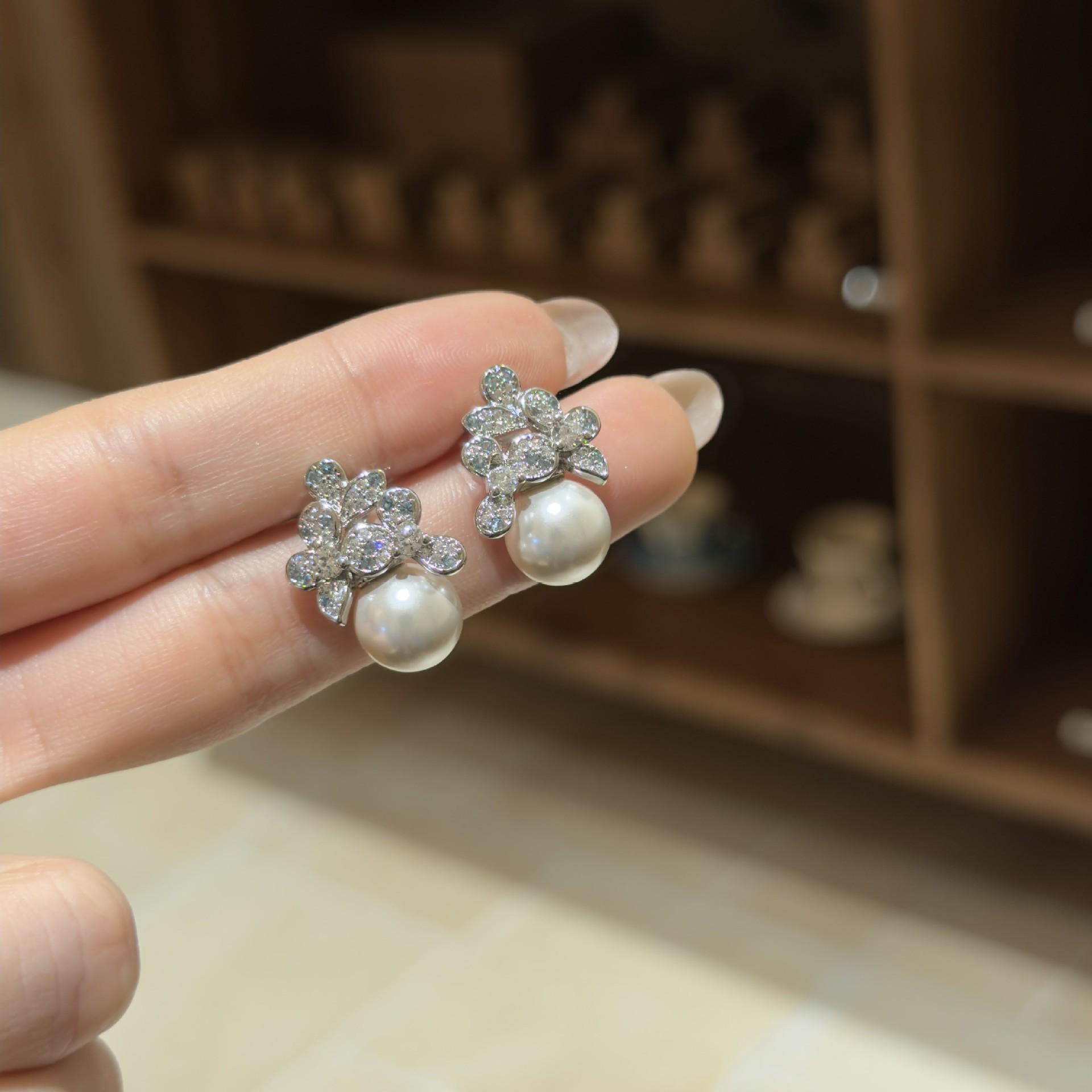 Elegant Zirconia Flower Pearl Stud Earrings: Sparkling Diamond-Style Luxury with Unique Design