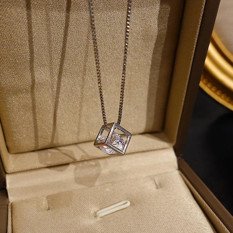 Clavicle Chain Personality Ins Cold Wind Light Luxury Pendant Necklace Girls Niche Design Sense Premium Neck Chain Jewelry