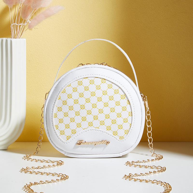 Women's bags are new in autumn, fashionable and casual. Today, it is popular to carry a small round bag with messengers.
