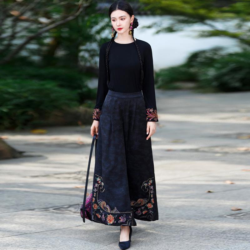 Women's Ethnic Style Retro Jacquard Embroidery Wide-Leg Culottes.