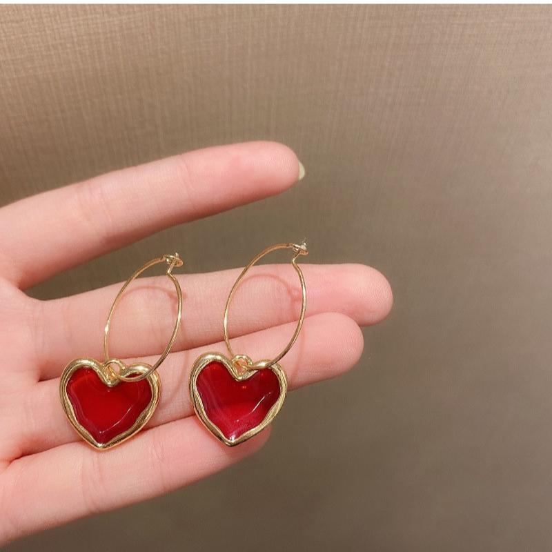 Süße burgunderfarbene Emaille-Herz-Ohrringe für Frauen Mädchen Goldfarbenes Metall Liebesherz Hängende baumelnde Ohrringe Vintage-Schmuck