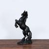 Harz Statue Golden Weiß Schwarz Pferd Figur Nordic Abstrakte Ornamente Für Figuren Für Innen Skulptur Zimmer Home Decor
